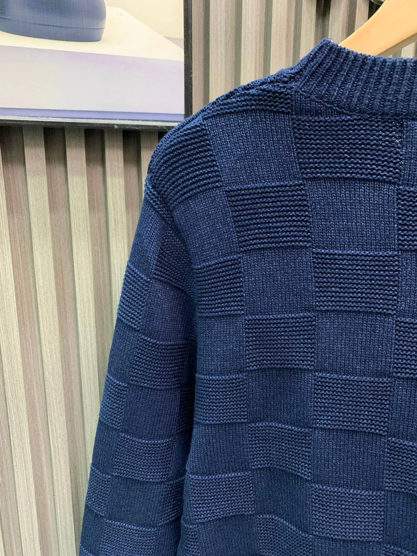 🅿️400 🀄️ Louis Vuitton Louis Vuitton LV/Louis Vuitton 2025SS large element classic checkered embroidered white label New wool stitched knitted sweater Unisex logo embroidered pin decorated checkerboard round neck pullover sweater Rare new checkerboard knitted sweater is simple, elegant and clean The imported woolen sweater yarn is treated with mercerization process to make the fabric smooth and bright, close to the skin, warm and breathable The soft and delicate touch brings extremely comfortable wearing experience. The rich texture of the checkerboard pattern is matched with the white logo embroidery of the same color yarn and Behringer embroidery on the chest. The eye-catching metal pin details are decorated on the chest. The finishing touch of the entire sweater on the chest perfectly interprets the fashionable new trend of the season. Whether it is worn alone or paired with an inner layer, it is a must-have for men and women.